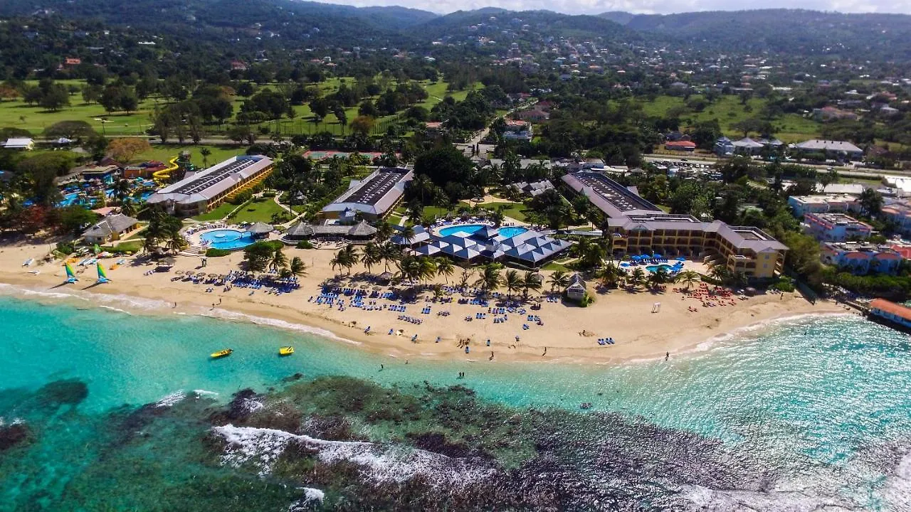 Jewel Runaway Bay Beach Resort & Waterpark 4*,