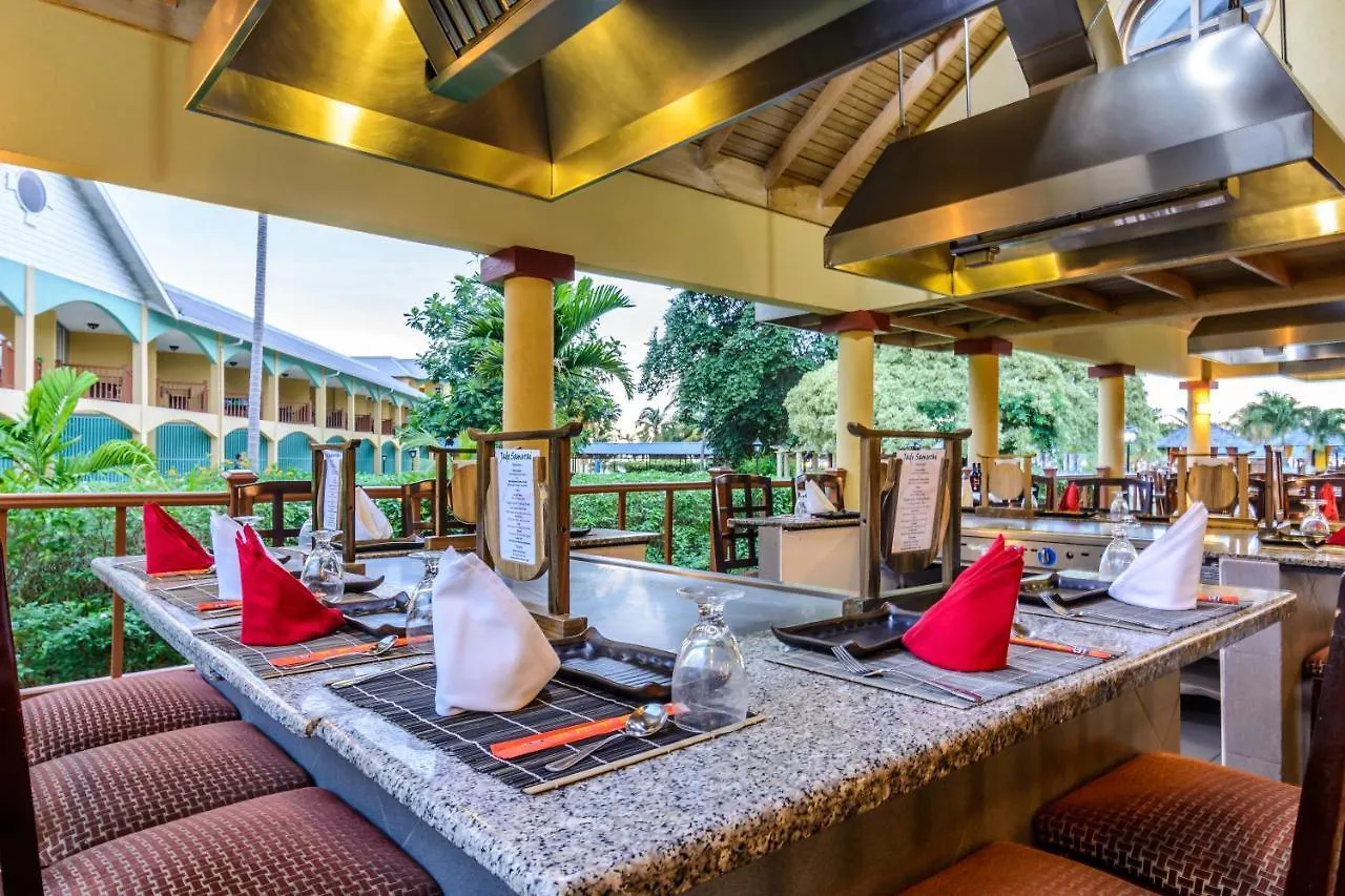 Jewel Runaway Bay Beach Resort & Waterpark 4*,