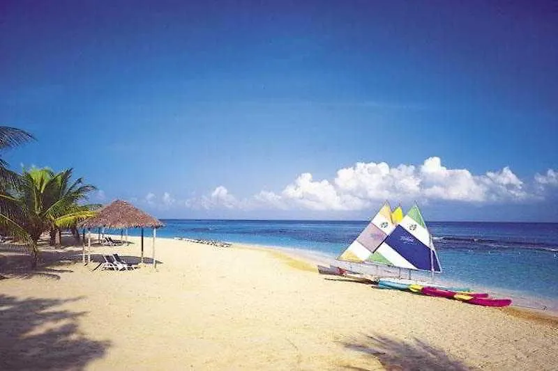 Jewel Runaway Bay Beach Resort & Waterpark 4*,