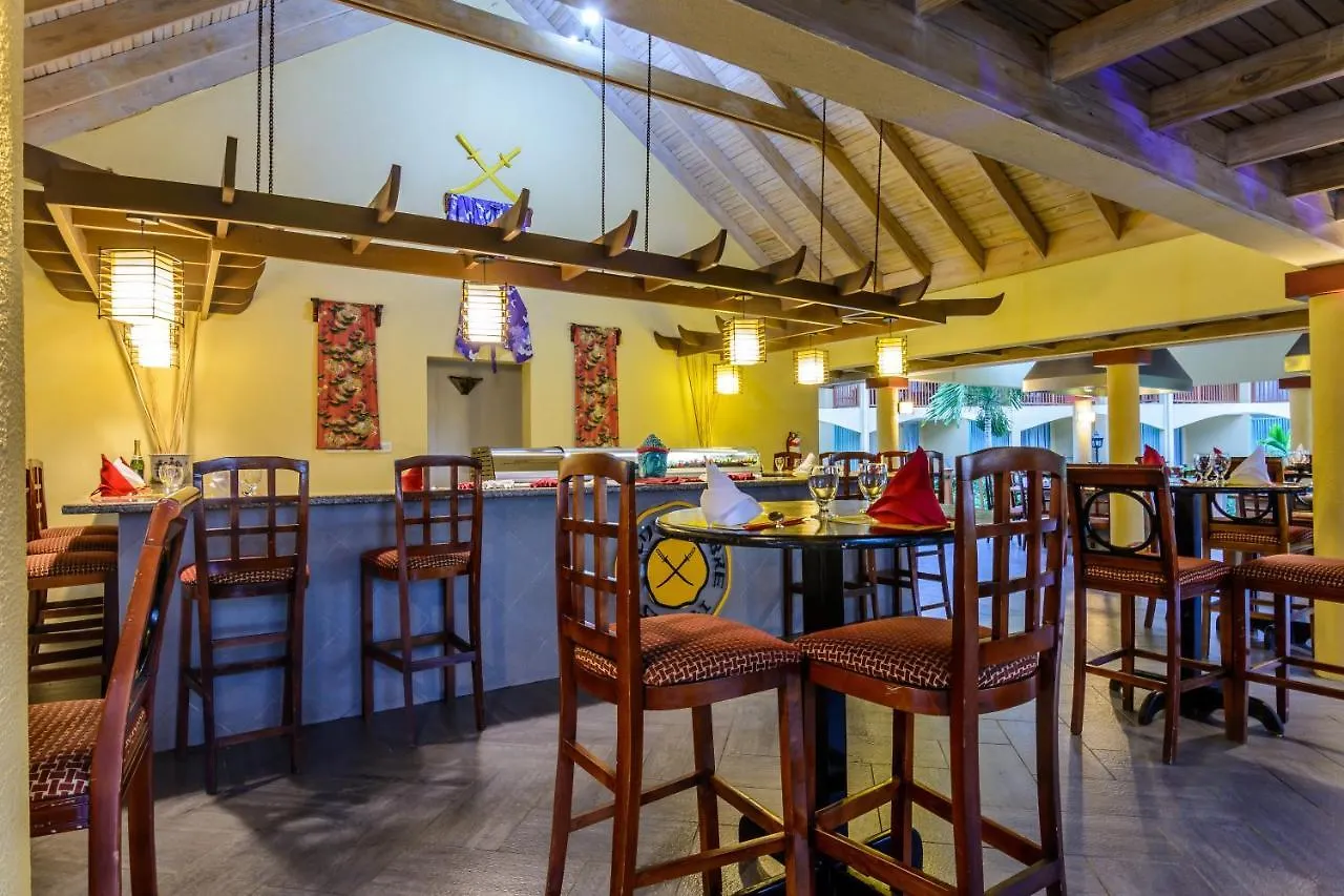 Jewel Runaway Bay Beach Resort & Waterpark 4*,